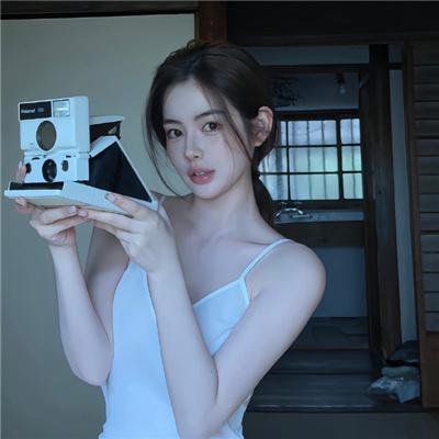 泳池里的女人